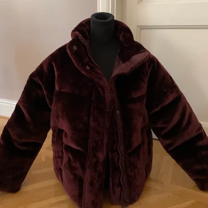 Puffer - Pufferjacka i sammets-material. Aldrig använd!