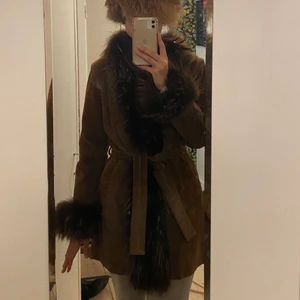 Vintage pälskappa - Säljer denna super fina bruna kappan i storlek (gissar) medium? Oavsett går den att justera som man vill ha den. På mig som är 180 slutar den verkligen precis under rumpan. Inga hål eller defekter. Har även spännen under pälsen som gör att den sitter åt utan hjälp från själva bandet som kommer med. Skriv vid funderingar! ☺️