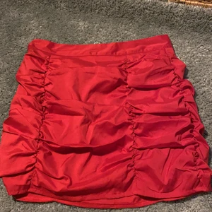 Räfflad kjol från Missguided  - Räfflad kjol från missguided i storlek 40. Aldrig använd.