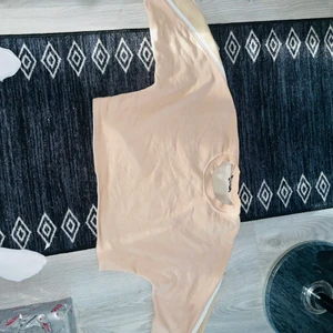 Kort hoodie - Jätte fin på, en kort tröja i storlek s, fåtal gånger använd . 