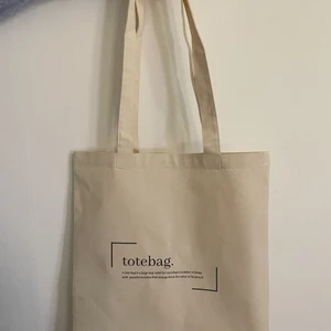 Tygkasse - Vårt UF-företag säljer tygkassar av helt återvunnet material, 70% återvunnen bomull, 30% återvunnen PET🌎 Detta är vårt stilrena tyg ”totebag” som vi hoppas kommer kunna passa alla🥰