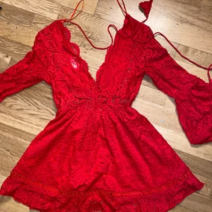 Röd klänning  - Jätte fin kort röd klänning. Använd 1 gång på julafton 
