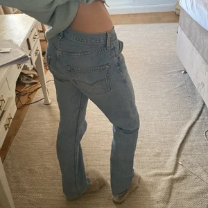 Levis 501  - Säljer dessa så snygga Levis 501 så svårt att få tag på dessa idag i den gamla modellen! Så snygga på och har flera stycken och de e verkligen bekväma och slittåliga. Dessa är i bra skick men skavaker finns. Jag är 162 för referens och bär ca 36/38 i byxor. Ifall flera är intresserade blir det budgivning