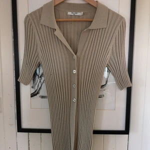 Topp - Jättefin beige topp från Nakd Strl Small. Längre, figurnära modell. Använd endast en gång! Säljes bara för att den aldrig används! 