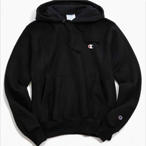 Champion hoddie  - Säljer denna svarta champion hoddien i storlek S, sparsamt andvänd, inga defekter. Budgivningen börgar på 200kr men köp direkt för 400kr. Köparen står för frakten men kan även mötas upp i nacka området☺️