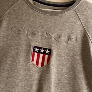 GANT TRÖJA - Tröja från GANT, storlek S. Använd fåtal gånger därmed är den i mycket fint skick. Nypris 1000kr. Tillkommer spårbar frakt på frakt på 66kr ❤️