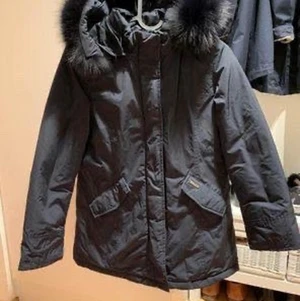 Woolrich vinterparkas junior, dun  - Woolrich vinterparkas junior, dun med pälskrage, junior, mörkblå, nyskick.