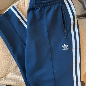Adidas blåa mjukis byxor 👖  - Några år gammal men i bra skick:)  conditions 9/10
