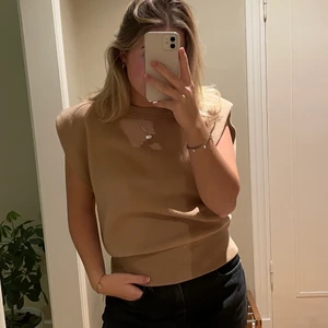 Beige väst med axelvaddar - Fint skick! Köpt på Zara, storlek S. Frakt ingår! 