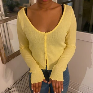 H&M topp - Ljusgul(småstickad så lite genomskinliga) små knappr, prislappen är kvar använd en gång plus när vi tog kort(ordinarie pris 149kr) kan såklart mötas upp men om den ska skickas står köparen för frakten <3