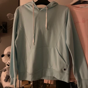 Sail racing ljus turkos hoodie - En ljudsturkos hoodie från sailracing. Nyskick och endast använd ett fåtal gånger. Storlek L men passar även en M