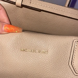 Michel kors väska - Säljer min jätte fina mk väska i typ ljus rosa färg, köpt för ca 4000kr men har ingen kvitto för fick den i present. Däravpriset men den är äkta såklart. Dustbag ingår. Pris kan diskuteras vid snabb affär 