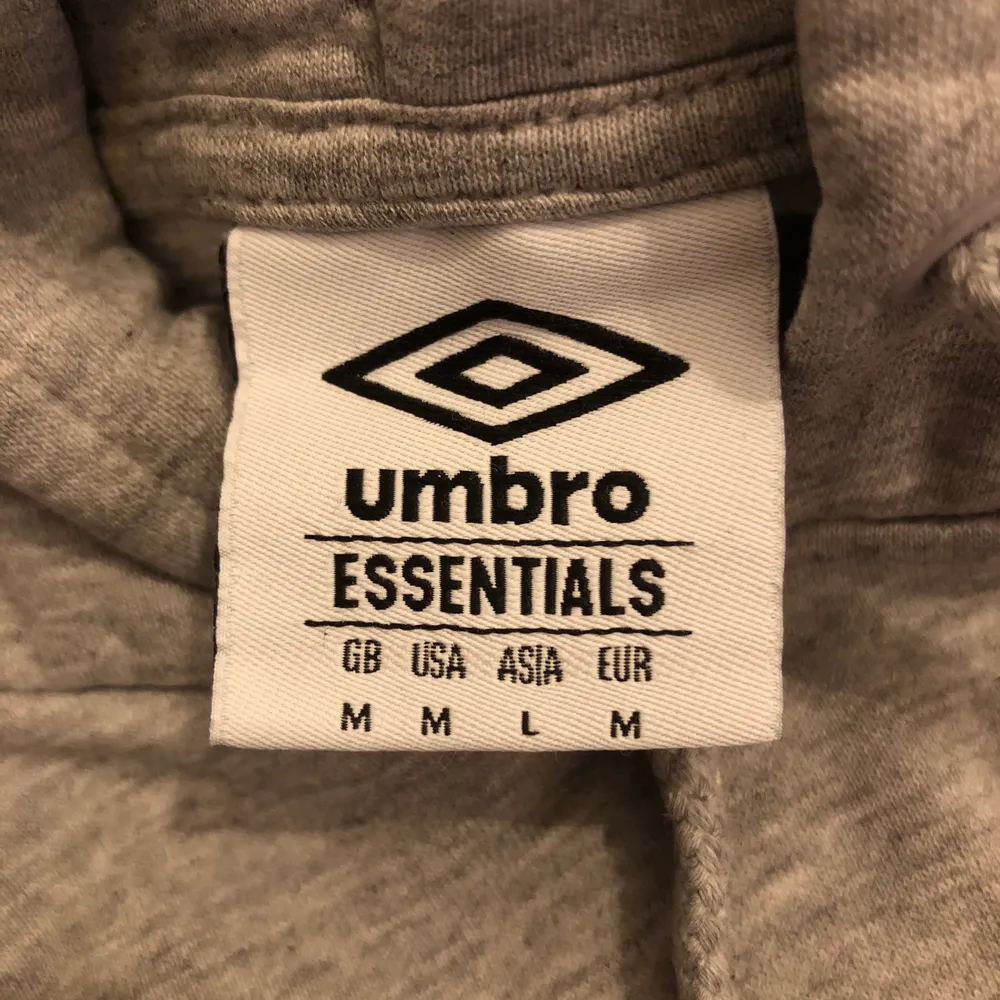 Hoodie från Umbro. Den är använd. Hoodies.