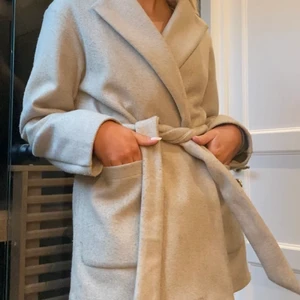 Kappa Zara - Lägger upp igen pga oseriös köpare!! Fin beige kappa från Zara! Så fin och perfekt nu till höst/vinter. Bra skick, lite nopprig men går att få bort mha tex en rakhyvel. 💗 köparen står för frakten💕