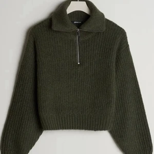 Mörk grön  tröja från Gina tricot i storlek S - Säljer nu min super fina zip tröja i mörkgrön från Gina Tricot som är slutsåld. Tyvärr kommer inte den till anvdäning då prislappen är fortfarande på så den är inte använd ens. Skulle säga att den passar både folk som har xs på kläder till folk s-m på kläder💖💕