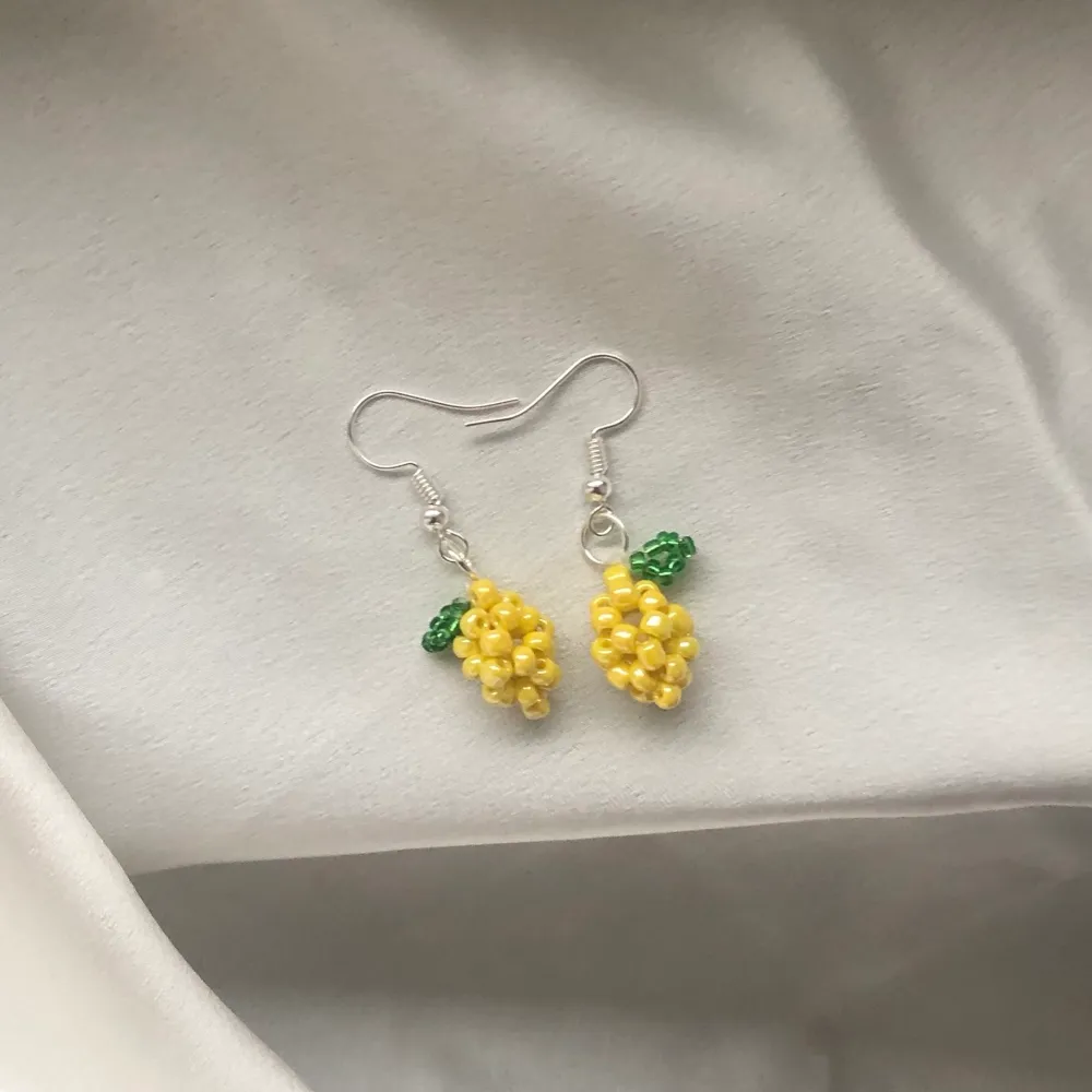 Nya söta citron örhängen! Helt hangjorda utav seed beads! Tyvärr vet jag inte ifall krokarna är nickelfria. Frakt tillkommer på 12kr 🍋💛. Accessoarer.