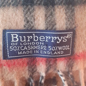 Burberry  - Intrese koll på min burberry halsduk 