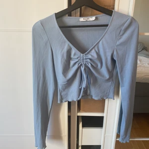 Blå topp  - En jättefin blå topp från NA-KD.