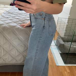 Jeans med vida ben från & Other stories, sparsamt använda o i storlek 25 i midjan