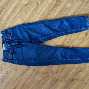 Mom jeans  - Jeans topshop i ”Mom” modell. Hög midja. Fint skick, inga anmärkningar förutom små skiftningar/fläckar i färgen men inget som syns mycket. Strl 26/30