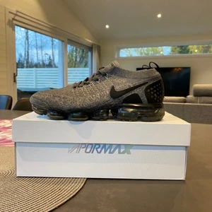 Vapormax Grey flyknit storlek på 40 - Nästintill nya Vapormax Grey flyknit sparsamt använda              Nypris 1700kr 