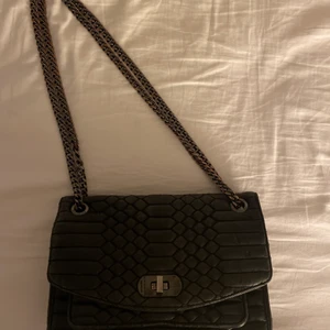 Zadig & voltaire väska - Zadig volataire väska, använd väl men fortfarande väldigt bra skick. ✨ nypris: 5000. Hör av er för fler bilder 💖