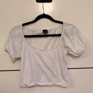 Topp  - Vit magtröja ifrån Gina tricot. HALVA PRISET PÅ FRAKTEN 