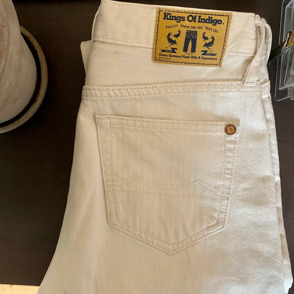 Superfina, sköna o stretchiga jeans från Kings Of Indigo inköpta på Granpa🥰 strl 26x30. Köpta för runt 1100kr och endast använda en handfull gånger förra sommaren. . Farkut & Housut.