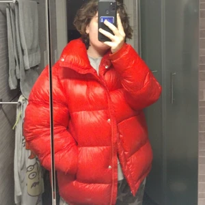 Röd bikbok jacka  - Puffig röd jacka från Bikbok✨  Finns ej luva :/  Litet hål i armen som är lätt att laga, muffen har också lossnat men det är easy fix! Vill ni så lagar jag men känns det mer bekvämt att laga själv så skickar jag som den är🥰  finns fler bilder men kan inte lägga upp mer än 3 så skicka privat ❤️