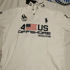 Ralph Lauren tröja  - Jättesnygg Ralph Lauren tröja som köptes för ca 2000 på Johnells eller Care of Carl. Den är i limited edition och 100% äkta. Använd 2-3 gånger och är i princip som ny. Har en skit fin krage som det står United states på. Kolla i min profil för att se fler liknande tröjor från samma märke. Kontakta mig vid paketpris mm. Köpare står för frakt 