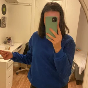 blå sweatshirt  - blå tröja från secondhand och därför vet jag inte märket för finns ingen lapp. Använd ett fåtal gånger.