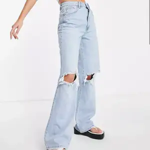 Jätte fina vida 90 jeans från stradivarius dom säljs för att dom inte andvänds längre dom är storlek 32 men passar som 34. I nyskick hör av dig om du har minsta lilla fråga💕