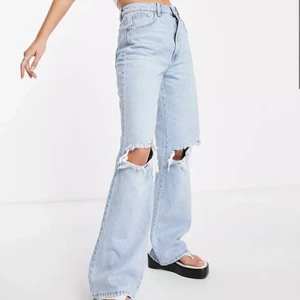 Wide jeans - Jätte fina vida 90 jeans från stradivarius dom säljs för att dom inte andvänds längre dom är storlek 32 men passar som 34. I nyskick hör av dig om du har minsta lilla fråga💕