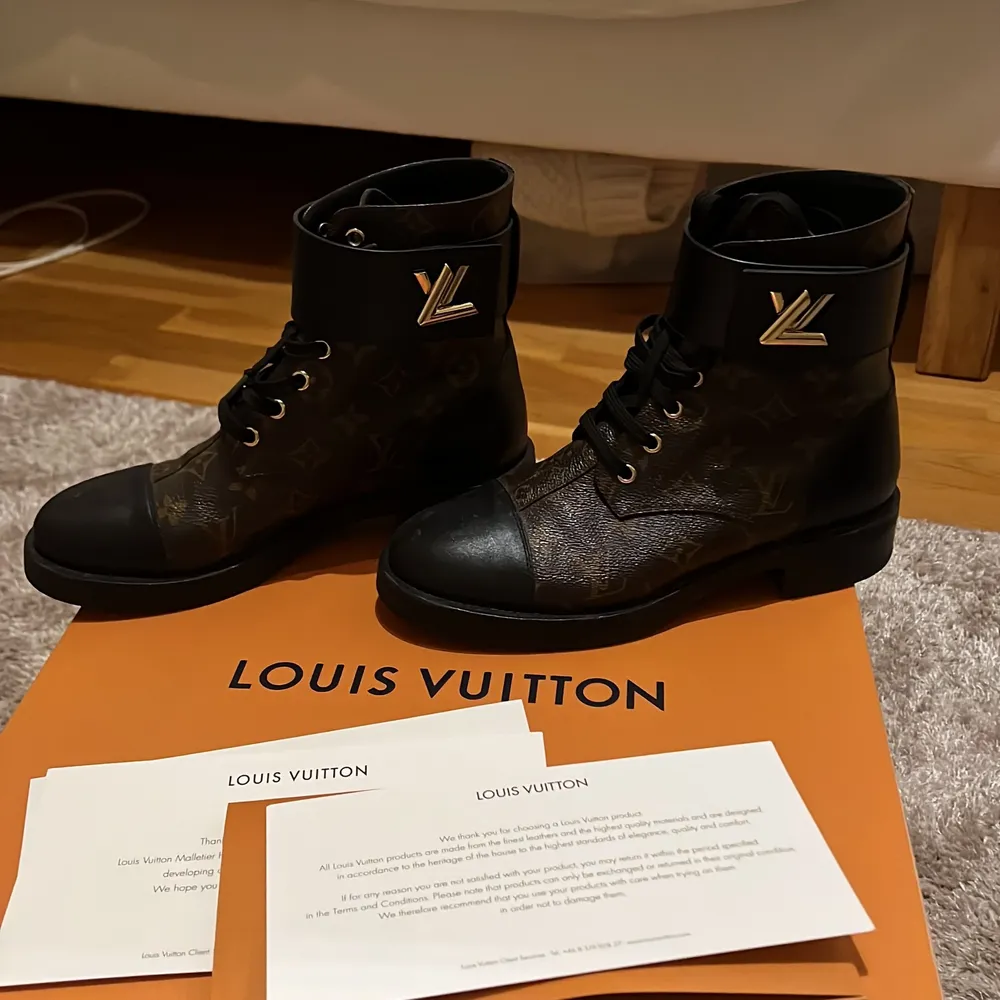 Svin snygga boots från Louis Vuitton med avtagbart band runtom, fick dom i present för 1,5 år sedan men använder dom aldrig därav säljer jag dom. Beställdes från hemsidan och hämtade ut dom här på Louis Vuitton i Sthlm😊 . Skor.