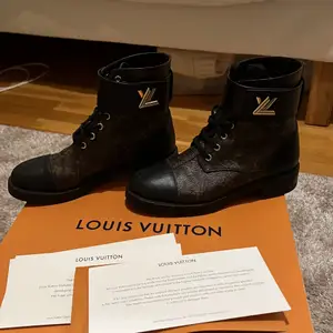 Svin snygga boots från Louis Vuitton med avtagbart band runtom, fick dom i present för 1,5 år sedan men använder dom aldrig därav säljer jag dom. Beställdes från hemsidan och hämtade ut dom här på Louis Vuitton i Sthlm😊 