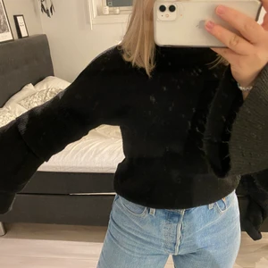 Svart volang stickad - En svart stickad tröja med volang ärmar. Tröjan är från Only och är i storlek XS. Köparen står för eventuell frakt ☺️