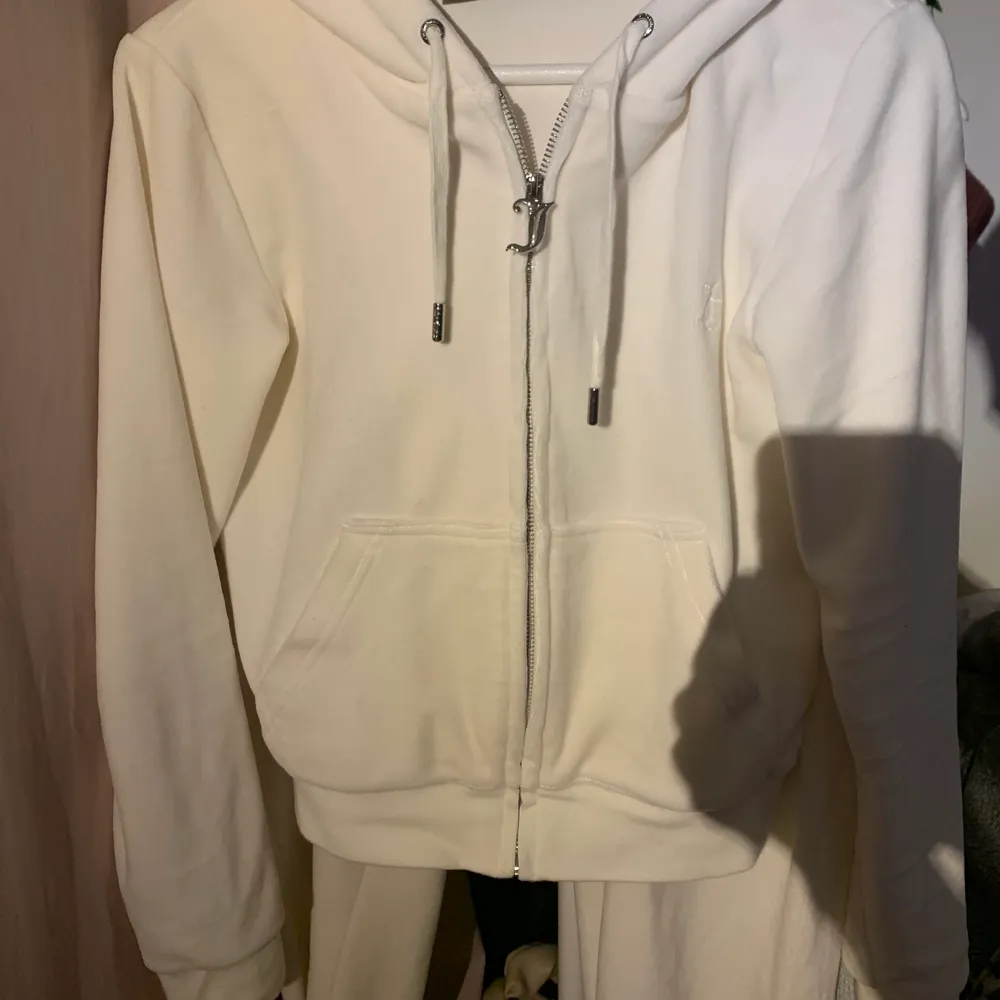 Jättefint vitt juicyset i materialet cotton rich, inga fläckar eller nånting! Storleken i tröjan är Xs,och byxorna är storlek L, därför är de luftiga och sköna men sitter åt i midjan eftersom de har snörning. Skickar gärna fler bilder vid behov:) Nypris: 2300, säljer för 1800. Muu.