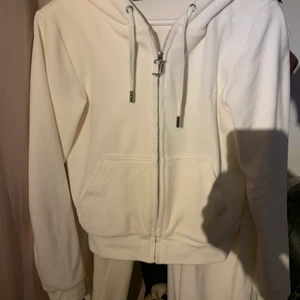 Vitt juicy set - Jättefint vitt juicyset i materialet cotton rich, inga fläckar eller nånting! Storleken i tröjan är Xs,och byxorna är storlek L, därför är de luftiga och sköna men sitter åt i midjan eftersom de har snörning. Skickar gärna fler bilder vid behov:) Nypris: 2300, säljer för 1800