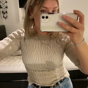 Beige topp - En beige topp från only. Toppen är i storlek M och är väldigt töjbar och stretchig vilket gör att den passar stora som små. Köparen står för eventuell frakt ☺️