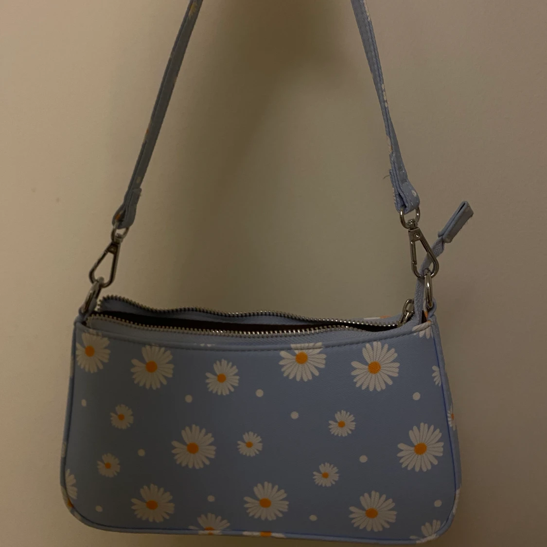 Blåblommig axelväska