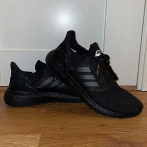 Adidas Performance James Bond skor - Endast använda ungefär 2 gånger. Nypris 2000kr (Foot Locker). Box eller kvitto finns inte då jag kasta de för jag trodde jag skulle använda dom.