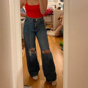 Säljer mina super snygga slutsåld jeans från Gina! Lite långa på mig som är 163, storlek 36!  Priset kan diskuteras 