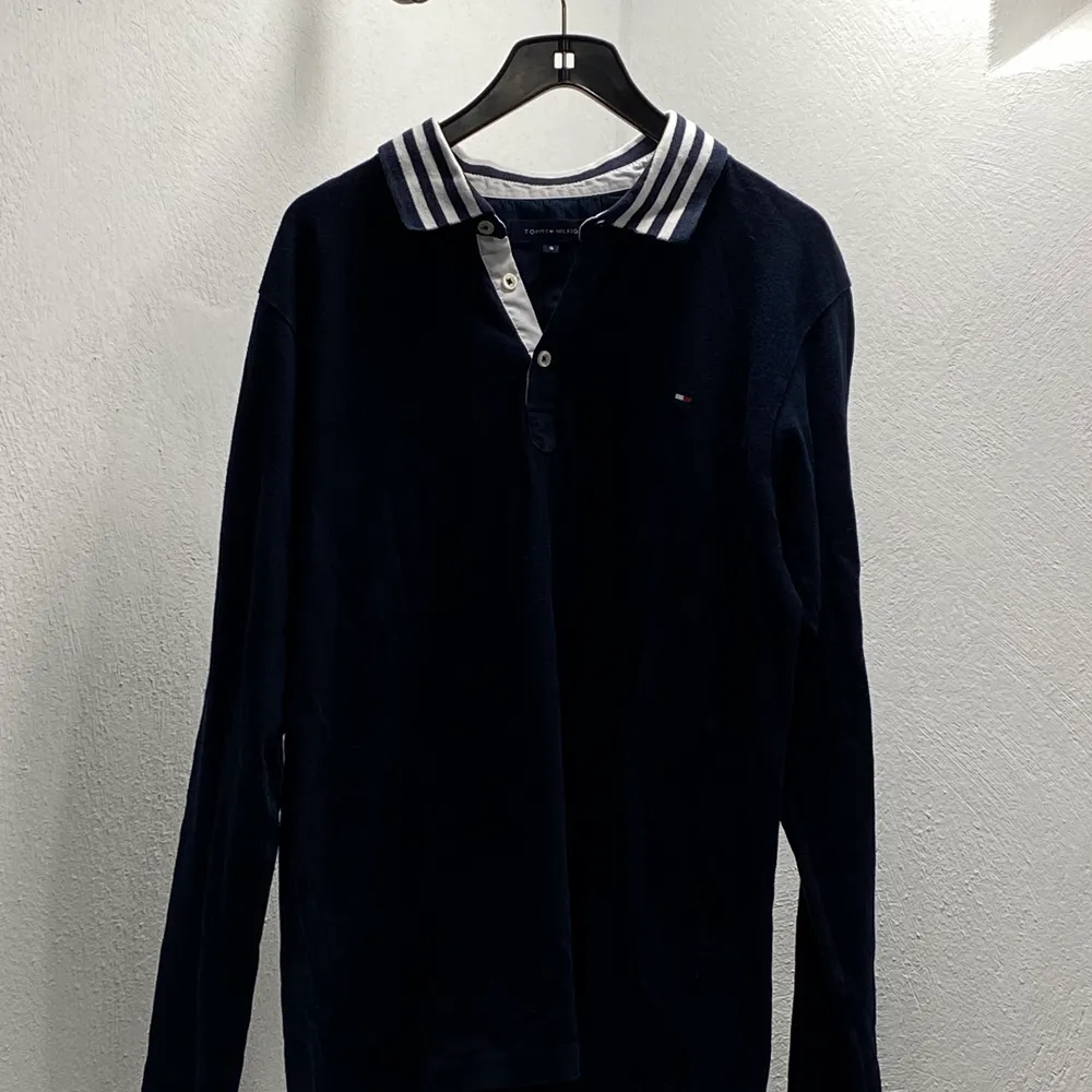 Marinblå tröja från Tommy Hilfiger köpt på second hand men aldrig använd ✨✨. Tröjor & Koftor.