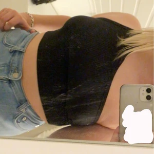 Svart topp - Jätte snygg svart topp som jag använde mycket förr men som inte kommer till användning nu! Bra kvalla ändå! Betalare står för frakten❤️