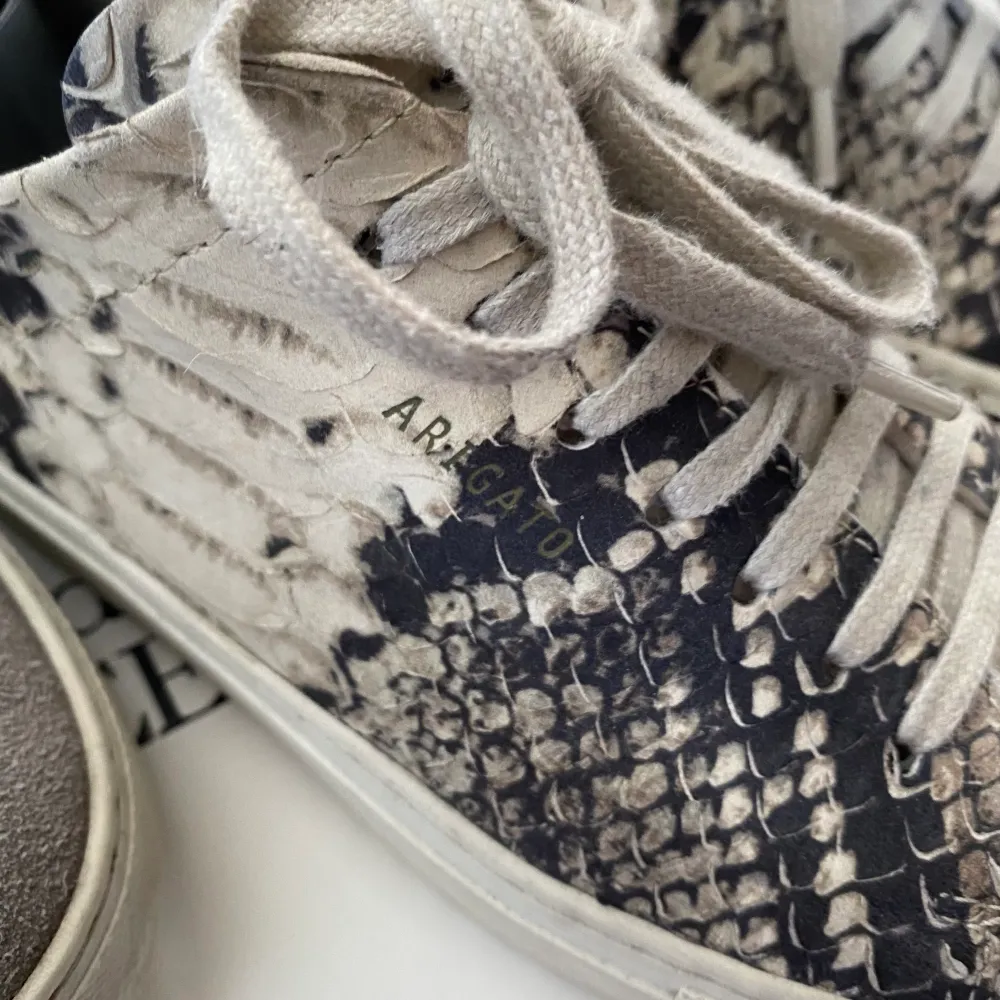 Ett par grå och ett par snakeprint Alexarigato sneakers. Ett par 200, båda för 300:- (+frakt). Skor.