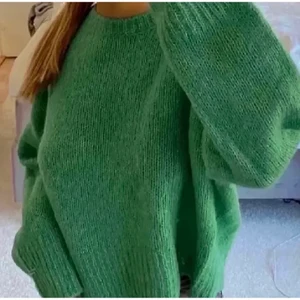 Grön H&M tröja - Säljer nu denna H&M tröja! Storlek XL men passar mig som bär XS. Säljs då jag inte fått någon användning av den. Skriv privat vid frågor! Säljer direkt för 400kr. Högsta bud 350kr