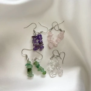 Kristallchips örhängen  - Super fina egengjorda kristallchips örhängen! Finns i Ametist, Rosenkvarts, Grön aventurin o Bergskristall<3 dma vid intresse :) frakt tillkommer.