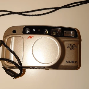 35mm kamera - Säljer min super fina Minolta Riva zoom 70 date från min kamera samling då jag har flera analoga kameror. Jag har endast testat den med batteri men inte med film. Den är kompatibel med alla slags 35mm film. Varken film eller batteri ingår. Bilder som tagits med likadan kamera: https://www.lomography.com/cameras/3353835-minolta-riva-zoom-70/photos