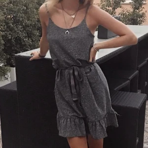 Glittrig klänning  - *Lånad bild* Säljer denna lila glittriga klänning från nakd. 