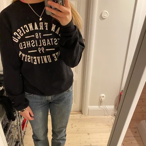 Tjocktröja  - Säljer denna super snygga tjocktröja som är köpt second hand!! Hör av dig vid intresse eller för fler bilder😘